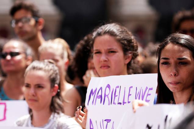 Manifestantes protestam em frente à Câmara Municipal do Rio de Janeiro (RJ), após a vereadora Marielle Franco (PSOL) ser assassinada dentro de veículo - 15/03/2018 Manifestantes protestam em frente à Câmara Municipal do Rio de Janeiro (RJ), após a vereadora Marielle Franco (PSOL) ser assassinada dentro de veículo - 15/03/2018