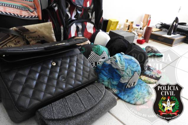 Também foram apreendidos bonés, bolsas e perfumes Também foram apreendidos bonés, bolsas e perfumes