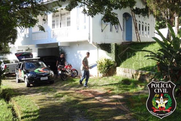 Polícia Civil apreende bens na residência do casal Renato e Aline Openkoski Polícia Civil apreende bens na residência do casal Renato e Aline Openkoski