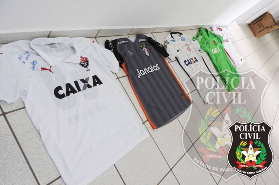 Camisas de times de futebol também foram apreendidas