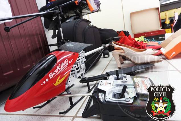 Helicóptero com controle remoto, sapatos e champagne são alguns dos bens apreendidos Helicóptero com controle remoto, sapatos e champagne são alguns dos bens apreendidos
