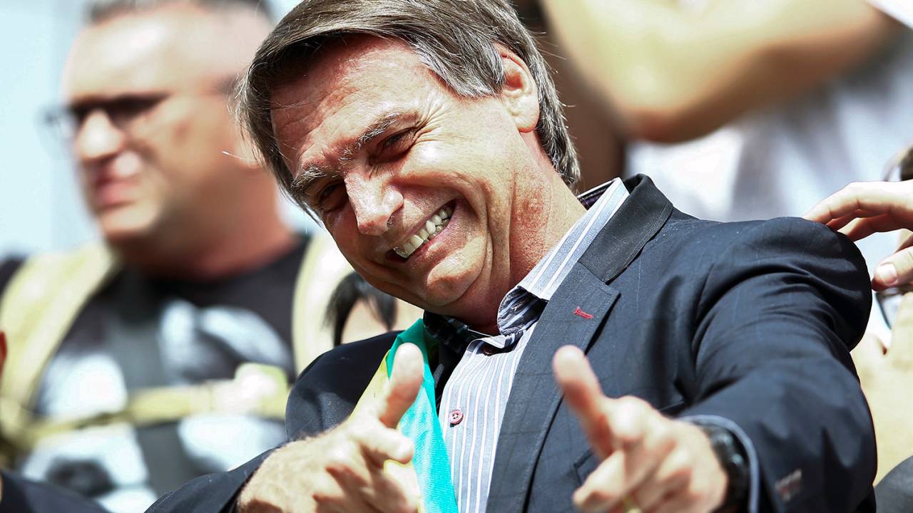 O pré-candidato à Presidência da República, Jair Bolsonaro, é recebido por apoiadores no aeroporto Afonso Pena, em Curitiba (PR) - 28/03/2018