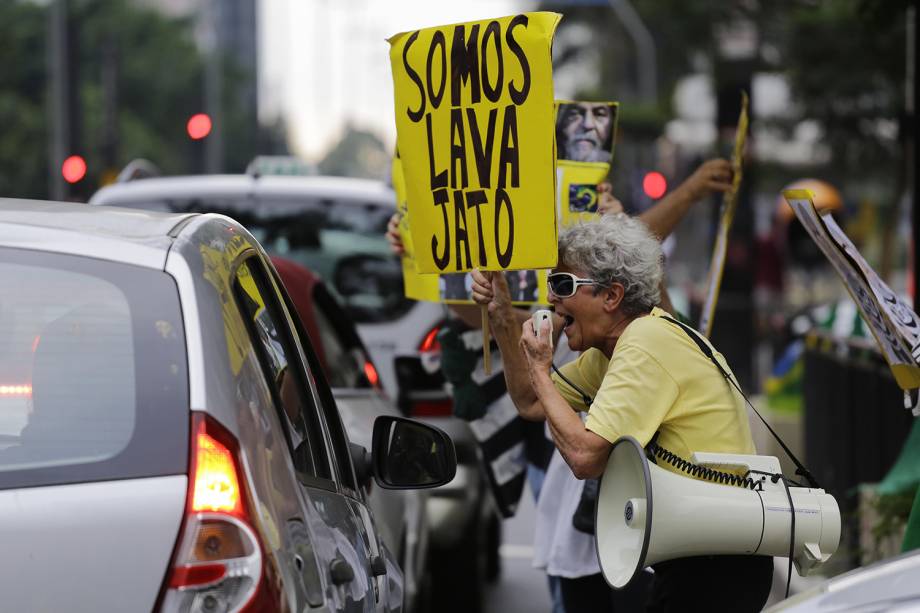 SÃO PAULO, SP, 22.03.2018 – LULA-PROTESTOS: Manifestantes protestam a favor da prisão do ex-presidente Lula, que tem recurso de habeas corpus julgado pelo STF em Brasília, na tarde desta quinta. O ato acontece na região da avenida Paulista, na região central de São Paulo - 22/03/2018