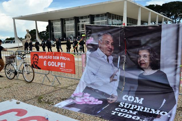 Grupos contrários a prisão do ex-presidente Luiz Inácio Lula da Silva (PT), protestam em frente ao prédio do Supremo Tribunal Federal, em Brasília - 22/03/2018 Grupos contrários a prisão do ex-presidente Luiz Inácio Lula da Silva (PT), protestam em frente ao prédio do Supremo Tribunal Federal, em Brasília - 22/03/2018