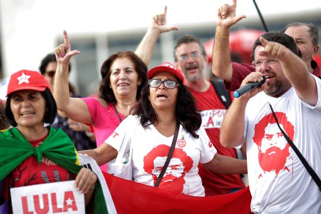 Grupos contrários a prisão do ex-presidente Luiz Inácio Lula da Silva (PT), protestam em frente ao prédio do Supremo Tribunal Federal, em Brasília, enquanto ministros julgam habeas corpus do petista, que tenta evitar a prisão após o julgamento final dos recursos pelo Tribunal Federal da 4º Região (TRF-4) - 22/03/2018 Grupos contrários a prisão do ex-presidente Luiz Inácio Lula da Silva (PT), protestam em frente ao prédio do Supremo Tribunal Federal, em Brasília, enquanto ministros julgam habeas corpus do petista, que tenta evitar a prisão após o julgamento final dos recursos pelo Tribunal Federal da 4º Região (TRF-4) - 22/03/2018