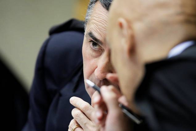 O ministro do STF, Luís Roberto Barroso, durante sessão que julga o habeas corpus preventivo do ex-presidente Lula - 22/03/2018 O ministro do STF, Luís Roberto Barroso, durante sessão que julga o habeas corpus preventivo do ex-presidente Lula - 22/03/2018