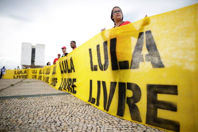 Manifestantes favoráveis ao ex-presidente Lula protestam em Brasília (DF), durante sessão do STF, que julga o habeas corpus preventivo do petista - 22/03/2018 Manifestantes favoráveis ao ex-presidente Lula protestam em Brasília (DF), durante sessão do STF, que julga o habeas corpus preventivo do petista - 22/03/2018