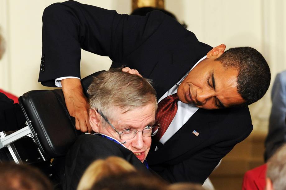 O físico Stephen Hawking recebe medalha presidencial de Barack Obama - 12/08/2009 O físico Stephen Hawking recebe medalha presidencial de Barack Obama - 12/08/2009