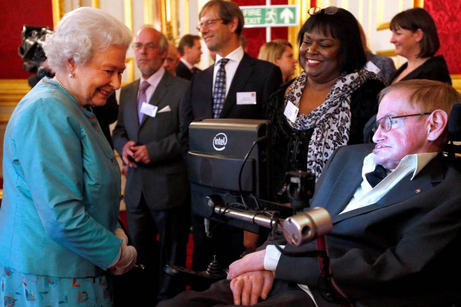 A Rainha Elizabeth, da Grã-Bretanha, cumprimenta Stephen Hawking durante uma recepção da instituição de caridade Leonard Cheshire Disability, no Palácio de São Tiago, em Londres - 29/05/2014 A Rainha Elizabeth, da Grã-Bretanha, cumprimenta Stephen Hawking durante uma recepção da instituição de caridade Leonard Cheshire Disability, no Palácio de São Tiago, em Londres - 29/05/2014