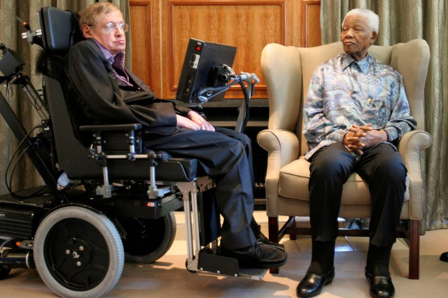 O ex-presidente sul-africano Nelson Mandela, conversa com o físico e teórico Stephen Hawking no escritório da Fundação Mandela, em Joanesburgo - 15/05/2008 O ex-presidente sul-africano Nelson Mandela, conversa com o físico e teórico Stephen Hawking no escritório da Fundação Mandela, em Joanesburgo - 15/05/2008