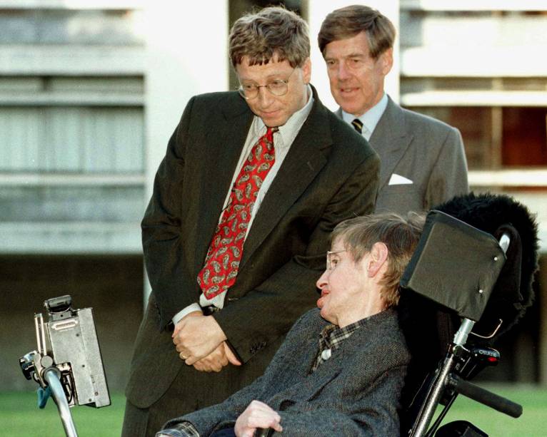 O presidente da Microsoft, Bill Gates, acompanhado pelo vice-chanceler da Universidade de Cambridge, professor Alec Broers, conhece o professor Stephen Hawking durante uma visita ao campus, na Inglaterra - 07/10/1997 O presidente da Microsoft, Bill Gates, acompanhado pelo vice-chanceler da Universidade de Cambridge, professor Alec Broers, conhece o professor Stephen Hawking durante uma visita ao campus, na Inglaterra - 07/10/1997