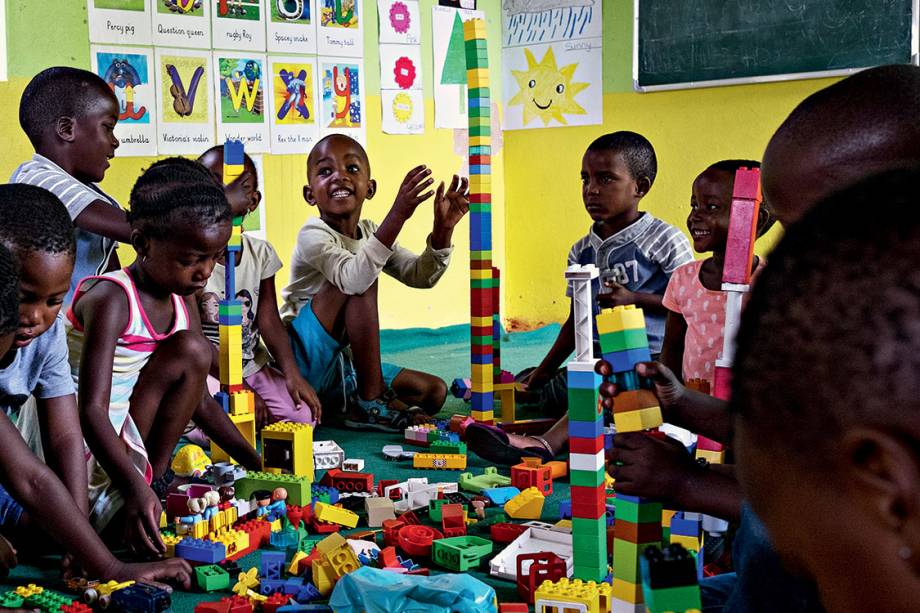 EM CONSTRUÇÃO - As crianças que vivem na Soweto de hoje têm liberdade, escola e uma fixação no futuro desde pequenas, ao contrário das gerações sem esperança que cresceram sob a crueldade do regime segregacionista: apesar de tudo, ainda são altas a taxa de mortalidade infantil e a incidência do vírus HIV