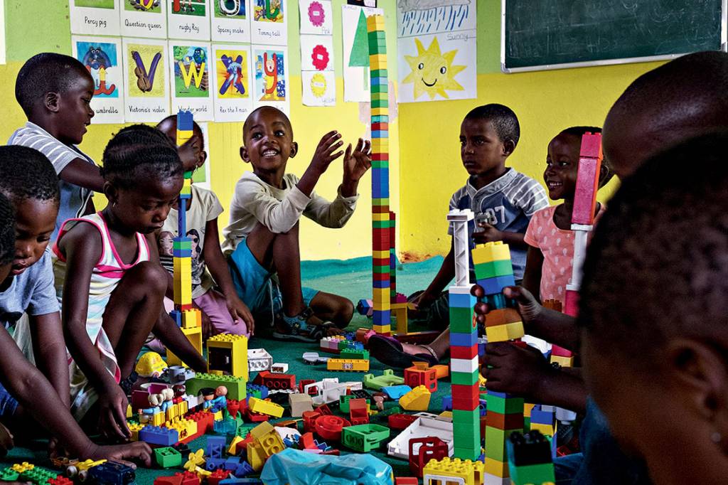 EM CONSTRU&Ccedil;&Atilde;O - As crian&ccedil;as que vivem na Soweto de hoje t&ecirc;m liberdade, escola e uma fixa&ccedil;&atilde;o no futuro desde pequenas, ao contr&aacute;rio das gera&ccedil;&otilde;es sem esperan&ccedil;a que cresceram sob a crueldade do regime segregacionista: apesar de tudo, ainda s&atilde;o altas a taxa de mortalidade infantil e a incid&ecirc;ncia do v&iacute;rus HIV
