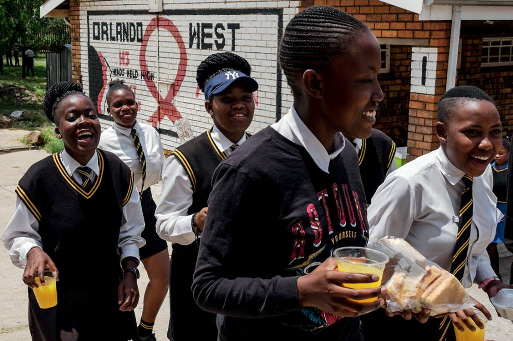 &ldquo;Cool, oh man&rdquo; - A turma da Orlando West High School, escola onde o levante de Soweto come&ccedil;ou, n&atilde;o larga o celular, bate ponto no est&aacute;dio de futebol, devora s&eacute;ries americanas e n&atilde;o presta aten&ccedil;&atilde;o na pol&iacute;tica: sobre os protestos que mudaram o curso da &Aacute;frica do Sul, em 1976, eles ouvem falar na aula de hist&oacute;ria