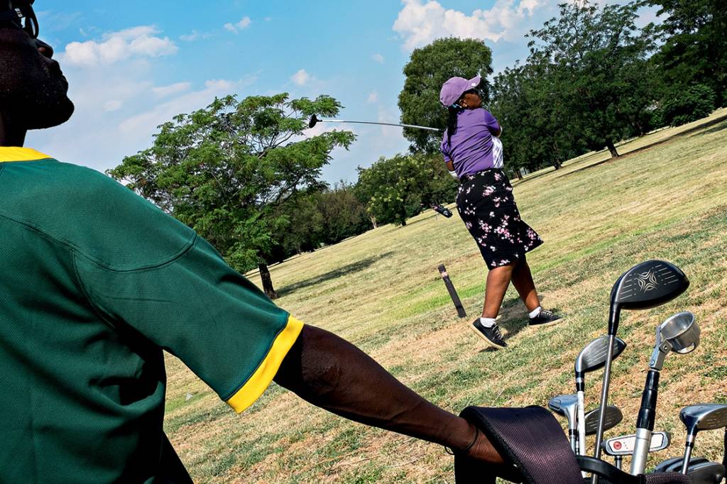 Tacada de mestre - O rec&eacute;m-reformado Soweto Country Club &eacute; um neg&oacute;cio que floresce junto com o crescimento de uma classe negra afluente: farto cr&eacute;dito distribu&iacute;do depois do desmantelamento do apartheid fez emergir um vigoroso empreendedorismo na vizinhan&ccedil;a