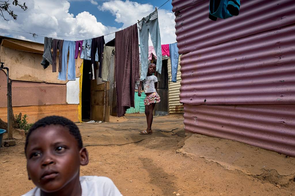 CONTRASTE - Em meio &agrave;s cenas de pujan&ccedil;a, brotam em Soweto pequenas favelas como esta, onde moram as irm&atilde;s Siphokazi, de 4 anos (&agrave; frente), e Soyama, 6 anos (no fundo), junto com a m&atilde;e e a av&oacute;: na esteira do desemprego, muita gente que subiu experimenta agora queda na renda. Soyama, com jeito meio adulto, acredita: &ldquo;Sei que a situa&ccedil;&atilde;o vai melhorar&rdquo;