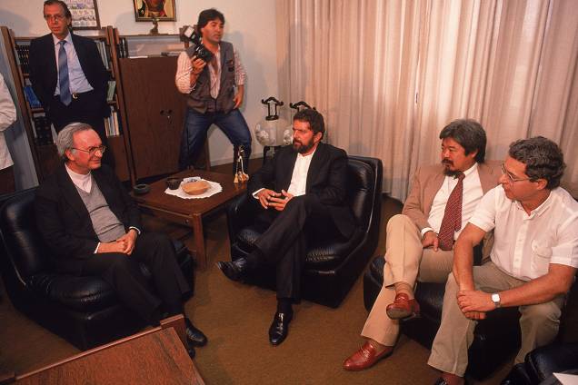 Lula conversa, em 1989, com o arcebispo de Mariana, Dom Luciano Mendes de Almeida, engajado em causas sociais, e na redemocratização do país, Dom Luciano Mendes de Almeida, com o deputado e um dos fundadores do PT, Luiz Gushiken, e Frei Betto, também ligado às causas sociais à erradicação da fome. Lula conversa, em 1989, com o arcebispo de Mariana, Dom Luciano Mendes de Almeida, engajado em causas sociais, e na redemocratização do país, Dom Luciano Mendes de Almeida, com o deputado e um dos fundadores do PT, Luiz Gushiken, e Frei Betto, também ligado às causas sociais à erradicação da fome.