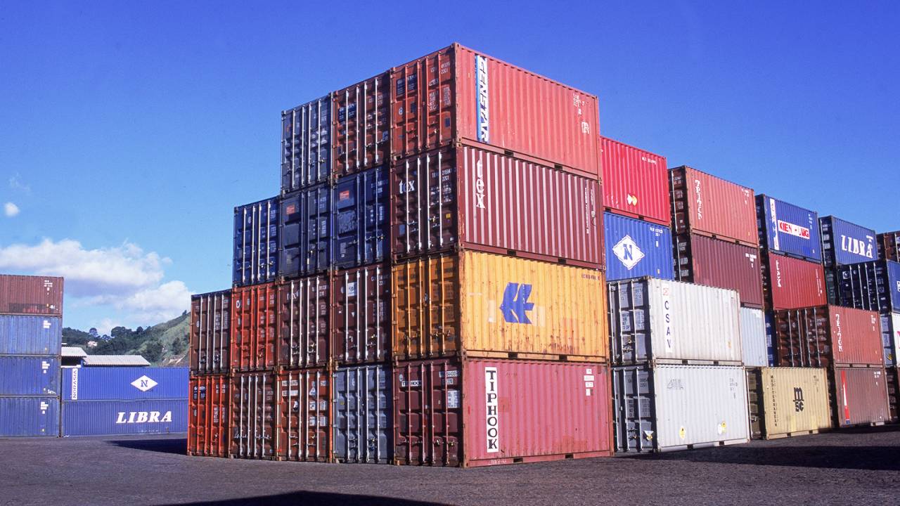 Contêiners empilhados no Porto de Santos, litoral de São Paulo