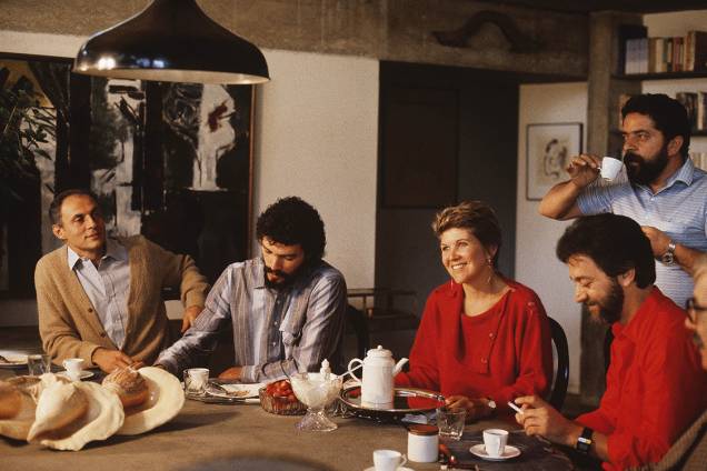 Em 1985, o então candidato à prefeitura de São Paulo, Eduardo Suplicy, o jogador de futebol Sócrates, Marta Matarazzo Suplicy, Lula e Adílson Monteiro Alves, tomam café da manhã juntos. Sócrates e Adílson, sociólogo e mais tarde, diretor de futebol do Corinthians, eram contra a repressão vivida durante a Ditadura e participavam do movimento batizado de Democracia Corinthiana, iniciado no começo dos anos 80, que consistia em participação plena de toda a equipe em decisões sobre o clube. Em 1985, o então candidato à prefeitura de São Paulo, Eduardo Suplicy, o jogador de futebol Sócrates, Marta Matarazzo Suplicy, Lula e Adílson Monteiro Alves, tomam café da manhã juntos. Sócrates e Adílson, sociólogo e mais tarde, diretor de futebol do Corinthians, eram contra a repressão vivida durante a Ditadura e participavam do movimento batizado de Democracia Corinthiana, iniciado no começo dos anos 80, que consistia em participação plena de toda a equipe em decisões sobre o clube.