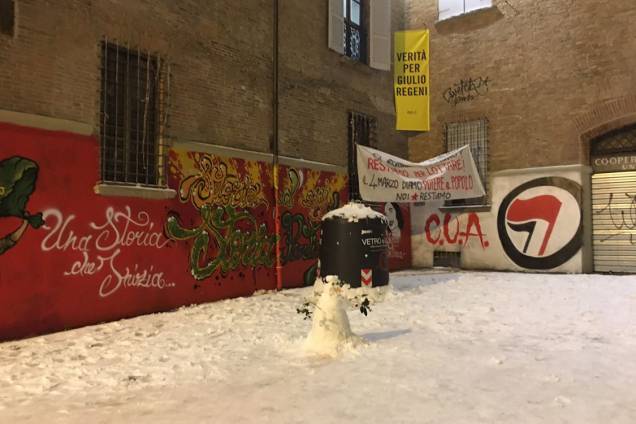 Boneco de neve na Piazza Verdi, nos arredores da Universidade de Bolonha: um dos principais redutos da esquerda italiana nem parece estar às vésperas de eleições Boneco de neve na Piazza Verdi, nos arredores da Universidade de Bolonha: um dos principais redutos da esquerda italiana nem parece estar às vésperas de eleições