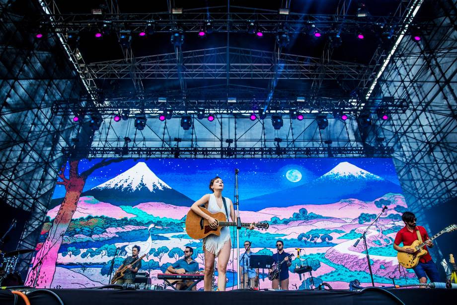 A cantora Mallu Magalhães se apresenta no palco AXE, durante o primeiro dia do Lollapalooza, realizado no Autódromo de Interlagos, zona sul de São Paulo (SP) - 23/03/2018