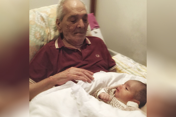 Lúcio Mauro, encontra sua nova netinha, Liz, pela primeira vez