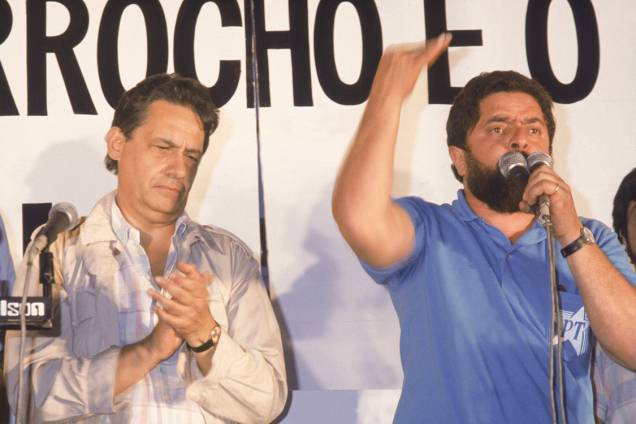 Em 1983, ainda durante o período militar, Lula e Fernando Henrique Cardoso participam de comício do Partido dos Trabalhadores em apoio às eleições diretas para presidente. Em 1983, ainda durante o período militar, Lula e Fernando Henrique Cardoso participam de comício do Partido dos Trabalhadores em apoio às eleições diretas para presidente.