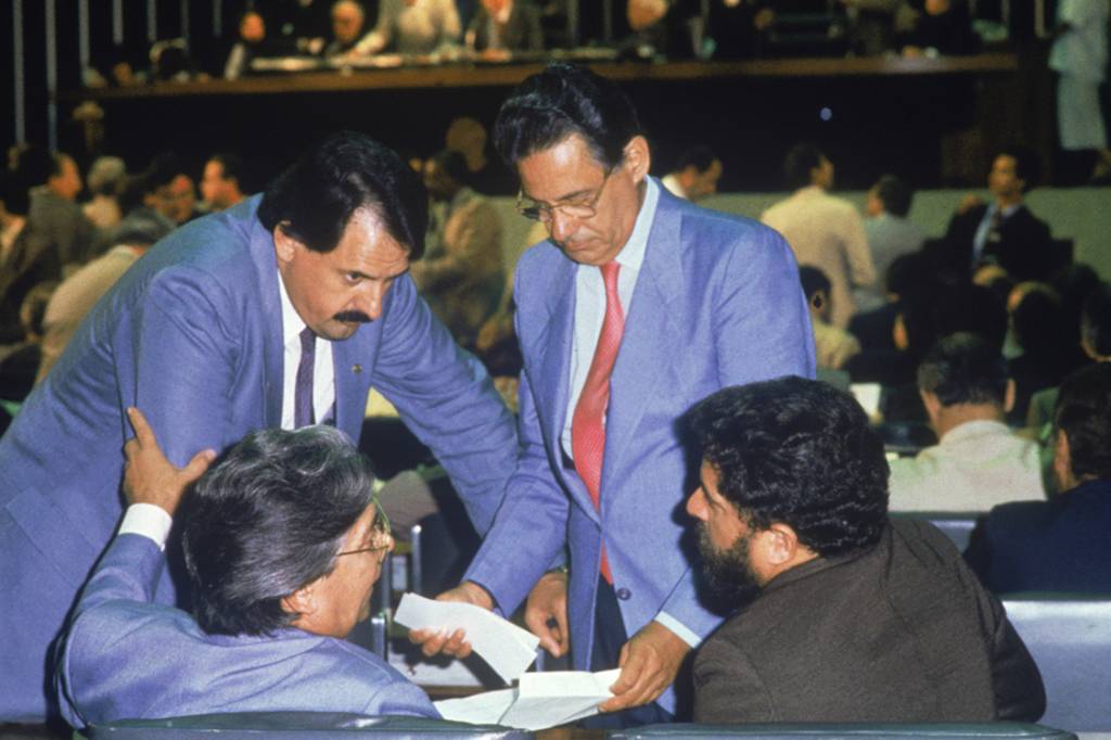 Fernando Henrique Cardoso, Mário Covas e Lula durante a votação do Pacote Social da Assembleia Constituinte, em 1988 1988: Fernando Henrique Cardoso, Mário Covas e Lula negociam durante a votação da Assembleia Constituinte —