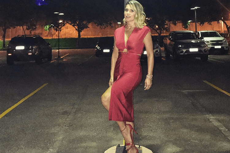 Fã pede e Flávia Alessandra empresta vestido para aniversário