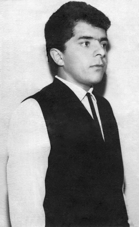 Em 1960, aos 15 anos, Luiz Inácio é empregado na Fábrica de Parafusos Marte, local onde começa a ganhar meio salário mínimo. Enquanto trabalhava como metalúrgico, ingressou no curso técnico de torneiro mecânico no Serviço Nacional de Aprendizagem Industrial (Senai). A foto acima foi tirada no dia de sua formatura. Em 1960, aos 15 anos, Luiz Inácio é empregado na Fábrica de Parafusos Marte, local onde começa a ganhar meio salário mínimo. Enquanto trabalhava como metalúrgico, ingressou no curso técnico de torneiro mecânico no Serviço Nacional de Aprendizagem Industrial (Senai). A foto acima foi tirada no dia de sua formatura.