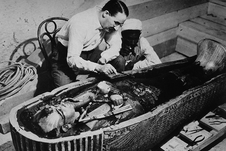 Howard Carter e um trabalhador egípicio examinam a terceira camada de Tutankhamun feita de ouro sólido, dentro da segunda camada. Outubro 1925 Howard Carter e um trabalhador egípicio examinam a terceira camada de Tutankhamun feita de ouro sólido, dentro da segunda camada. Outubro 1925