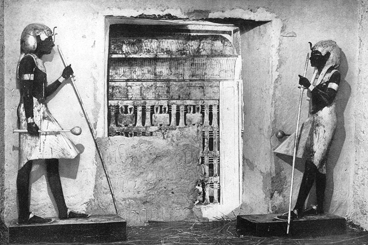 Duas estátuas guardiãs protegem Tutankhamun na entrada da antecâmara, para a câmara funerária que está desmontada - 16/02/1923 Duas estátuas guardiãs protegem Tutankhamun na entrada da antecâmara, para a câmara funerária que está desmontada - 16/02/1923