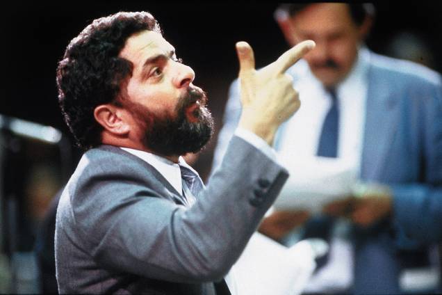 Luiz Inácio Lula da Silva, deputado federal do PT-SP, discursando durante a Assembleia Nacional Constituinte, no Congresso Nacional, em 1988. Luiz Inácio Lula da Silva, deputado federal do PT-SP, discursando durante a Assembleia Nacional Constituinte, no Congresso Nacional, em 1988.