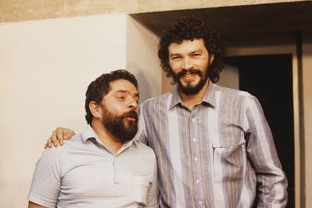 Lula posa ao lado do jogador Sócrates, um dos grandes nomes do Corinthians, seu time. Lula posa ao lado do jogador Sócrates, um dos grandes nomes do Corinthians, seu time.