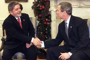 Luiz Inácio Lula da Silva, então presidente da República, cumprimenta George W. Bush, presidente dos EUA, na Sala Oval da Casa Branca - 10/12/2002