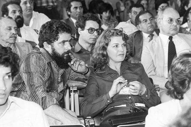 Lula e sua esposa, Marisa Letícia, assistem ao julgamento do Supremo Tribunal Militar (STM), em 1981, que anulou o processo contra ele e outros dez dirigentes sindicais. Os réus haviam sido processados pela Lei de Segurança Nacional por incitação à desobediência, na greve dos metalúrgicos no ano anterior. Lula e sua esposa, Marisa Letícia, assistem ao julgamento do Supremo Tribunal Militar (STM), em 1981, que anulou o processo contra ele e outros dez dirigentes sindicais. Os réus haviam sido processados pela Lei de Segurança Nacional por incitação à desobediência, na greve dos metalúrgicos no ano anterior.
