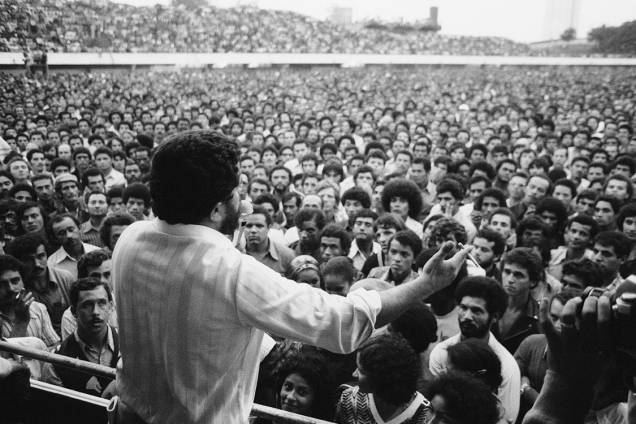 Em 1979, no auge da greve geral, a adesão dos trabalhadores à paralisação vai além do esperado. A assembleia é transferida para o estádio da Vila Euclides, local em São Bernardo com estrutura para receber as 80 mil pessoas ali presentes. A mobilização foi considerada ilegal pela Justiça do Trabalho. Lula propõe aos empresários uma trégua de 45 dias e a volta imediata dos operários, desde que as reivindicações da classe, como reajuste salarial e nenhuma demissão neste período, fossem atendidas. No final, o acordo é parcialmente firmado, com demissões e retaliações em várias fábricas. Em 1979, no auge da greve geral, a adesão dos trabalhadores à paralisação vai além do esperado. A assembleia é transferida para o estádio da Vila Euclides, local em São Bernardo com estrutura para receber as 80 mil pessoas ali presentes. A mobilização foi considerada ilegal pela Justiça do Trabalho. Lula propõe aos empresários uma trégua de 45 dias e a volta imediata dos operários, desde que as reivindicações da classe, como reajuste salarial e nenhuma demissão neste período, fossem atendidas. No final, o acordo é parcialmente firmado, com demissões e retaliações em várias fábricas.
