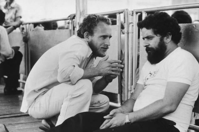 Lula conversa com Enilson Moura, líder sindical conhecido como Alemão, que comandava a greve do ABC, em 1980. Lula conversa com Enilson Moura, líder sindical conhecido como Alemão, que comandava a greve do ABC, em 1980.