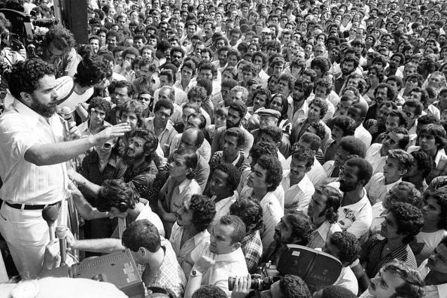 Lula discursa aos metalúrgicos em greve, no Estádio de Vila Euclides, em 1979. Lula discursa aos metalúrgicos em greve, no Estádio de Vila Euclides, em 1979.