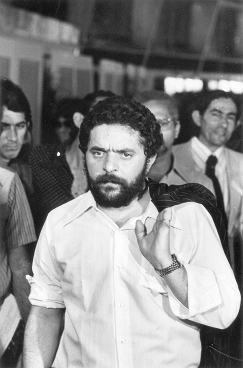 Luiz Inácio Lula da Silva, presidente do Sindicato dos Metalúrgicos de São Bernardo do Campo e Diadema, no Congresso Nacional dos Trabalhadores da Indústria, em 1978. Luiz Inácio Lula da Silva, presidente do Sindicato dos Metalúrgicos de São Bernardo do Campo e Diadema, no Congresso Nacional dos Trabalhadores da Indústria, em 1978.