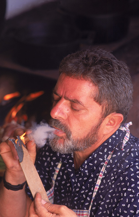 Lula, acende um charuto, ao lado do fogão de lenha, em sua residência, em 1995. Lula, acende um charuto, ao lado do fogão de lenha, em sua residência, em 1995.