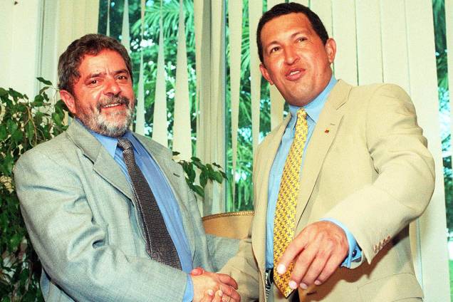 Lula cumprimenta Hugo Chávez, presidente eleito da Venezuela, em 1998. Lula cumprimenta Hugo Chávez, presidente eleito da Venezuela, em 1998.