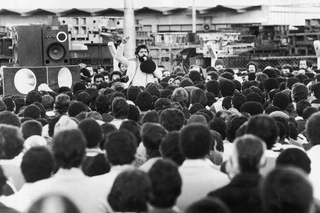 Lula discursa para funcionários da Ford, durante greve em protesto contra as demissões na montadora, em 1981. Lula discursa para funcionários da Ford, durante greve em protesto contra as demissões na montadora, em 1981.