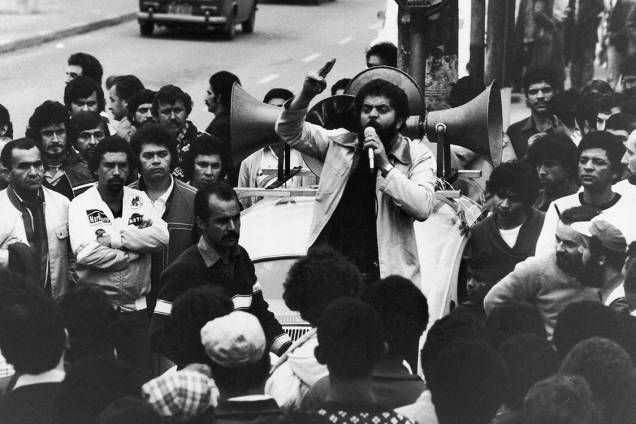 Lula discursa para funcionários da Volkswagen, durante greve em protesto contra as demissões na montadora, em 1980. Lula discursa para funcionários da Volkswagen, durante greve em protesto contra as demissões na montadora, em 1980.