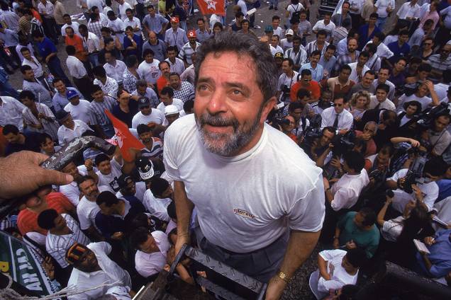 Em 1996, como presidente do PT, Lula marca presença na manifestação da Central Única dos Trabalhadores (CUT), — fundada em 1983 — e do Sindicato dos Metalúrgicos do ABC contra o desemprego e a redução dos salários dos operários. Em 1996, como presidente do PT, Lula marca presença na manifestação da Central Única dos Trabalhadores (CUT), — fundada em 1983 — e do Sindicato dos Metalúrgicos do ABC contra o desemprego e a redução dos salários dos operários.