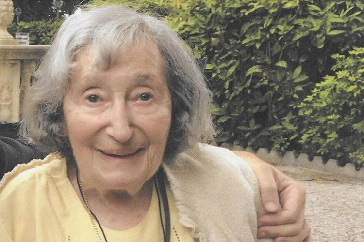 Mirelle Knoll, 85 anos, morre esfaqueada e queimada na França