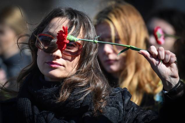 Mulher segura uma flor durante protesto contra a violência doméstica, em Bucareste, capital da Romênia, no Dia Internacional da Mulher - 08/03/2018 Mulher segura uma flor durante protesto contra a violência doméstica, em Bucareste, capital da Romênia, no Dia Internacional da Mulher - 08/03/2018
