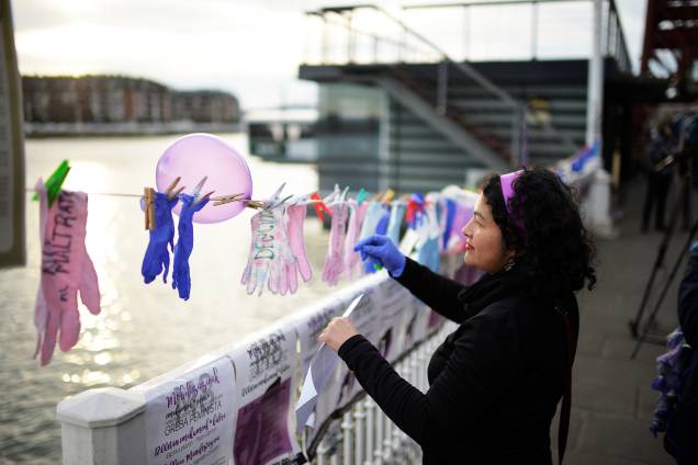 Mulher pendura luvas com mensagens durante protesto em defesa dos direitos femininos, em Portugalete, na Espanha - 08/03/2018 Mulher pendura luvas com mensagens durante protesto em defesa dos direitos femininos, em Portugalete, na Espanha - 08/03/2018