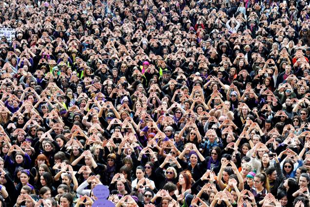 Mulheres fazem triângulos com as mãos durante protesto em defesa dos direitos femininos, em Bilbao, na Espanha - 08/03/2018 Mulheres fazem triângulos com as mãos durante protesto em defesa dos direitos femininos, em Bilbao, na Espanha - 08/03/2018