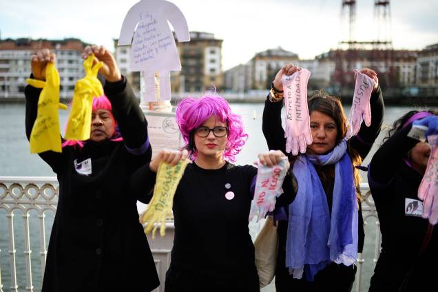 Mulheres seguram luvas com mensagens durante protesto em defesa dos direitos femininos, em Portugalete, na Espanha - 08/03/2018 Mulheres seguram luvas com mensagens durante protesto em defesa dos direitos femininos, em Portugalete, na Espanha - 08/03/2018